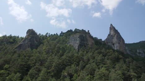 Tres-Picos-Rocosos-En-Un-Bosque-De-Coníferas-Cañón-Gorges-Du-Tarn-Francia